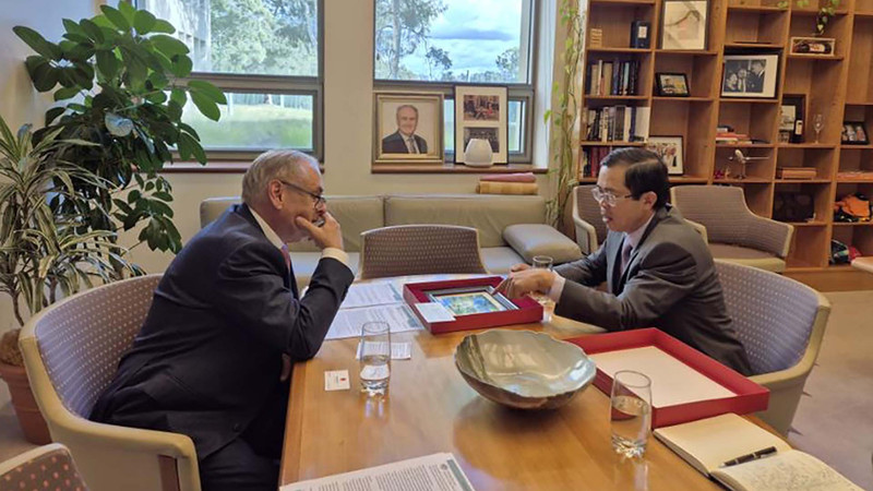 L’ambassadeur vietnamien en Australie, Pham Hung Tam (à droite), et le sénateur et ministre australien du Commerce et du Tourisme, Don Farrell, le 6 mai au siège du Parlement australien. Photo: baoquocte.vn.
