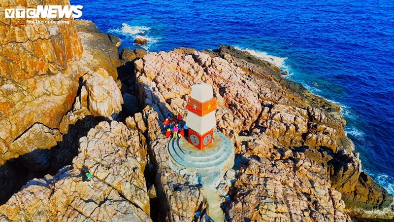 Au-dessus des quatre côtés de l’amer se trouve le drapeau national, en dessous la forme du pays sur un fond de tambour en bronze. Sur le côté Est sont inscrits des paramètres supplémentaires concernant A9.