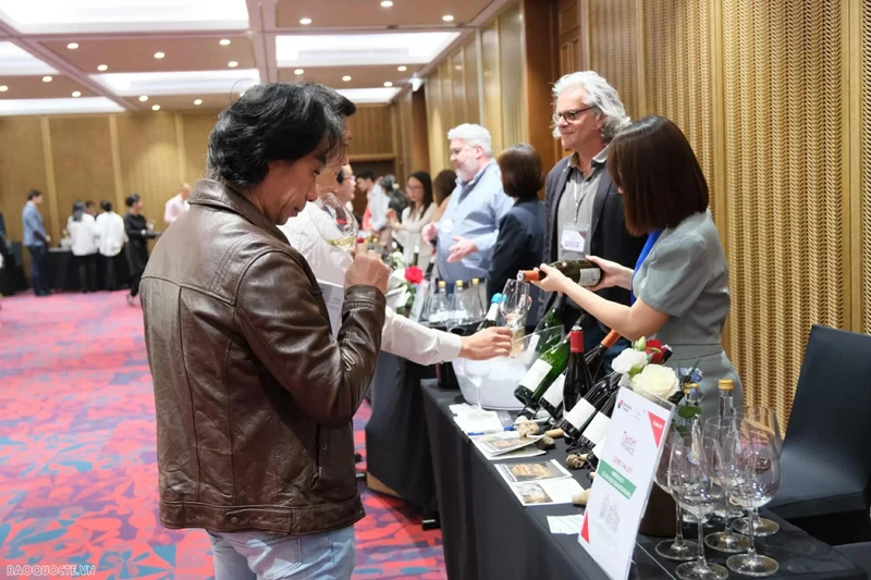 Le programme « Tastin’France 2025 » a lieu le 2 avril, à l'hôtel Grand Mercure (Hanoï), avec la participation de 35 producteurs de vins français et de nombreuses entreprises vietnamiennes dans le secteur des boissons alcoolisées. Photo : baoquocte.