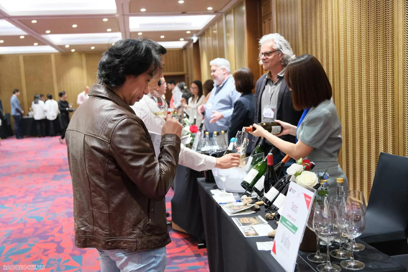 Le programme « Tastin’France 2025 » a lieu le 2 avril, à l'hôtel Grand Mercure (Hanoï), avec la participation de 35 producteurs de vins français et de nombreuses entreprises vietnamiennes dans le secteur des boissons alcoolisées. Photo : baoquocte.