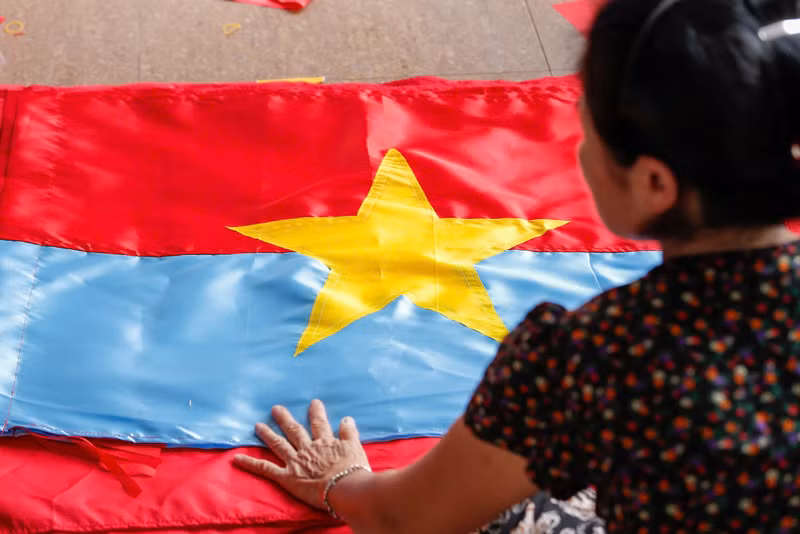 Quelle fierté, pour tous les artisans de Tu Vân, que de voir leurs drapeaux accompagner chaque grand événement de la nation ! Photo : congluan Quelle fierté, pour tous les artisans de Tu Vân, que de voir leurs drapeaux accompagner chaque grand événement de la nation ! Photo : congluan