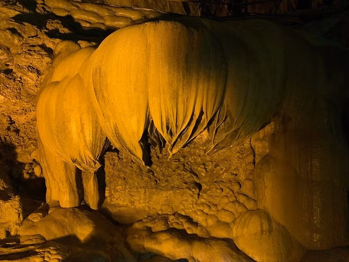 Une magnifique stalactite en forme de fleur de lotus renversée dans la grotte de Nguom Ngao.