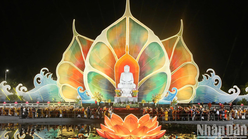 Cérémonie de lâcher des lanternes pour la paix dans le monde, organisée dans la soirée du 6 mai à l’Académie bouddhique, à Hô Chi Minh-Ville. Photo : NDEL