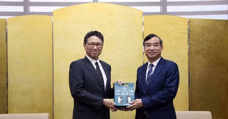 Le président du Comité populaire de la ville de Da Nang, Le Trung Trinh (droite), offre un cadeau souvenir au consul général du Japon à Da Nang, Mori Takero. Photo: VNA