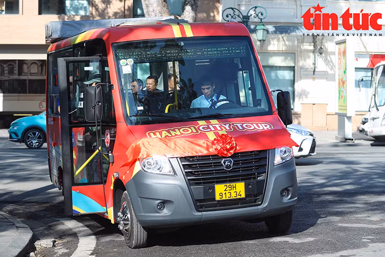 Les billets peuvent être achetés directement aux stands près de la place Dông Kinh Nghia Thuc et de l’Opéra de Hanoi, ou sur le site Web hncitytour.vn.