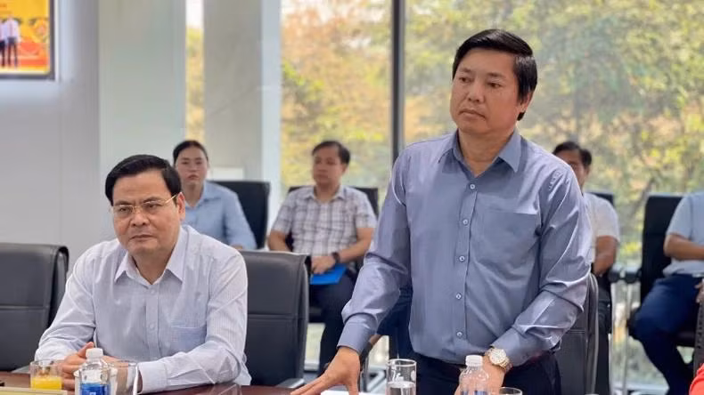 Le Huu Quy, chef du service des affaires intérieures du Comité provincial du Parti communiste du Vietnam de Ninh Binh (debout), présente un aperçu de la situation géographique, du développement socio-économique et des orientations futures de sa province. Photo : NDEL.