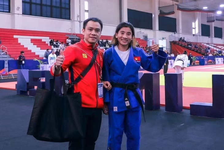 La judoka Hoang Thi Tinh (droite) et son entraîneur Nguyên Duy Khanh. Photo : Lima Panamerican Open 2024.