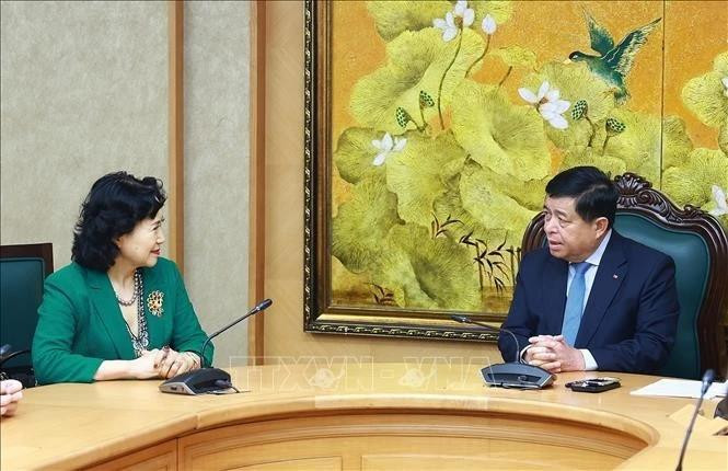 Le vice-Premier ministre Nguyên Chi Dung (à droite) et la professeure Tao Yitao, directrice du Centre chinois de recherche sur les zones économiques spéciales (CCSEZR). Photo: VNA 