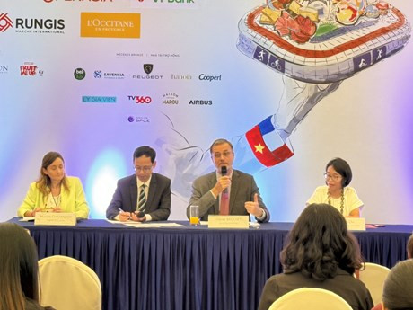 L'ambassadeur de France au Vietnam, Olivier Brochet, prend la parole à l'événement. Photo: VNA.