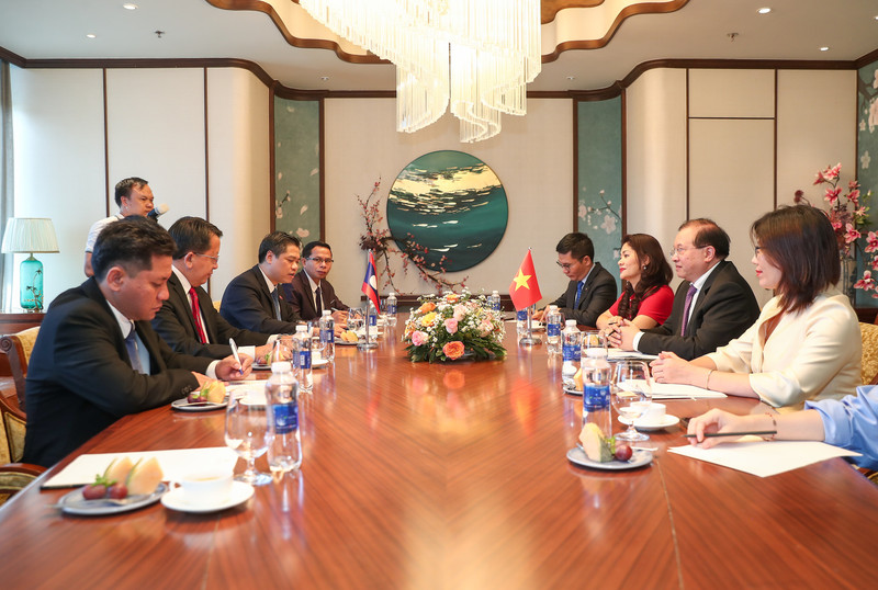 Séance de travail entre le vice-ministre vietnamien de la Culture, des Sports et du Tourisme, Ta Quang Dong, et le vice-ministre laotien de l'Information, de la Culture et du Tourisme, Kouamoua Vansy, le 3 septembre à Quy Nhon. Photo: toquoc