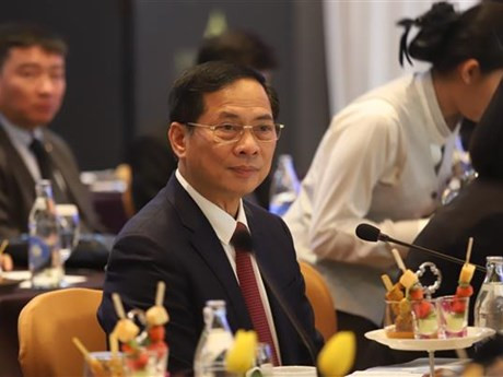 Le ministre vietnamien des Affaires étrangères Bùi Thanh Son (à gauche) et le Vice-Premier ministre et ministre thaïlandais des Affaires étrangères, Parnpree Bahiddha-Nukara, à Bangkok, le 11 avril. Photo : VNA.