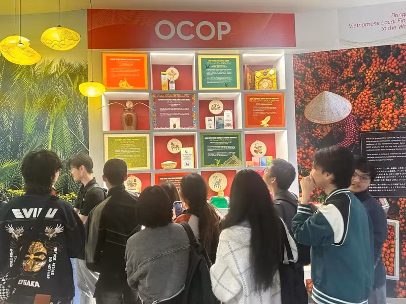 Les produits OCOP (Chaque commune, un produit) du Vietnam attirent l'attention de nombreux visiteurs. Photo: congthuong.vn