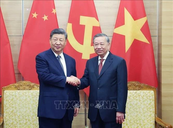 Le secrétaire général du Comité central du Parti communiste chinois (PCC) et président chinois, Xi Jinping, et le secrétaire général du Parti communiste du Vietnam, Tô Lâm (à droite). Photo : VNA. 