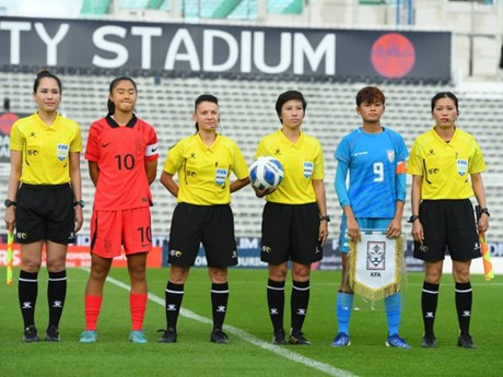 Les arbitres Nguyen Thi Hang Nga (première de droite) et Bui Thi Thu Trang (3e de droite). Photo: VFF