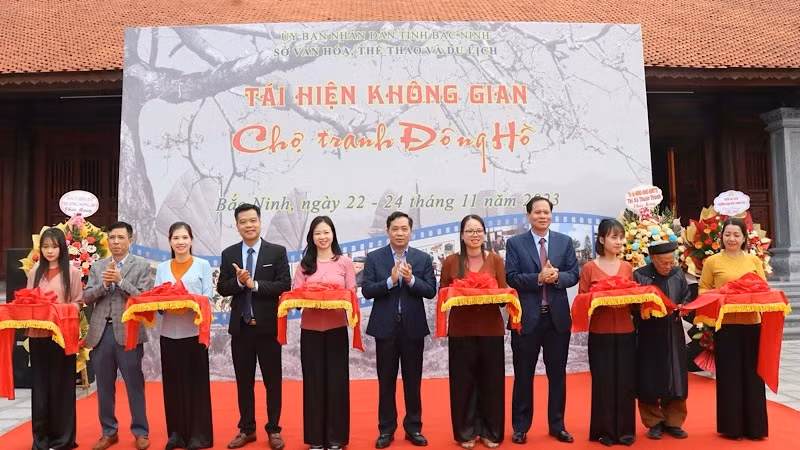 Inauguration de l'espace permettant de reproduire l’image du marché des estampes populaires de Dông Hô d’antan. Photo : NDEL.