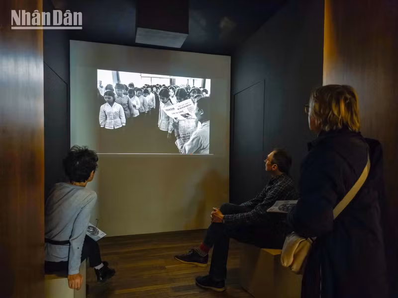 L’exposition présente également des documents d’archives et des écrits du photographe lors de ses séjours au Vietnam. À travers son objectif et ses récits, Marc Riboud rend un hommage à la résilience du peuple vietnamien et à sa quête d’indépendance. Photo : NDEL