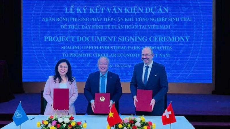 Cérémonie de signature du document de coopération dans la mise en œuvre du projet « Multiplier le modèle de parc éco-industriel, une approche efficace pour promouvoir l’économie circulaire au Vietnam », le 15 novembre à Hanoï. Photo: NDEL.