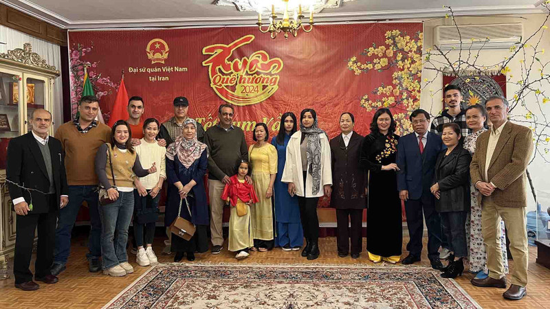Le programme « Printemps au pays natal — Têt de retrouvailles 2024 » attire la participation de nombreux Vietnamiens résidant en Iran, des diplomates étrangers et des Iraniens. Photo : baoquocte.vn.