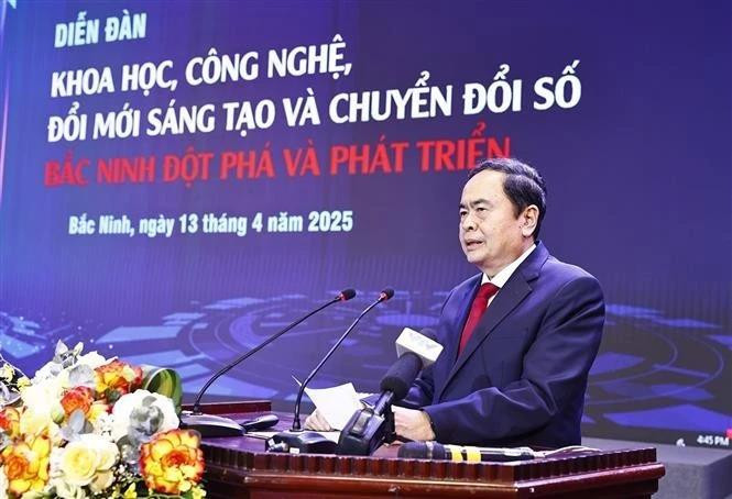 Le président de l'Assemblée nationale, Trân Thanh Mân, s'exprime lors du forum sur la science, la technologie, l'innovation et la transformation numérique à Bac Ninh. Photo : VNA. 