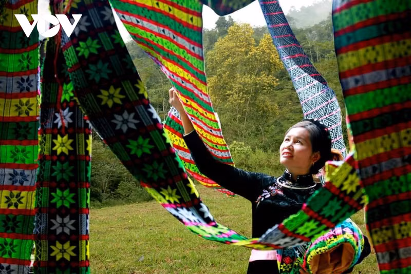 Les motifs sur les produits en brocart de l’ethnie Tày sont une combinaison harmonieuse de lignes fines et de couleurs accrocheuses. Les couleurs vives, sombres, chaudes et froides sont très habilement traitées sur le fond principal blanc laiteux, créant une identité unique difficile à confondre avec les motifs décoratifs des autres ethnies. Photo: VOV.