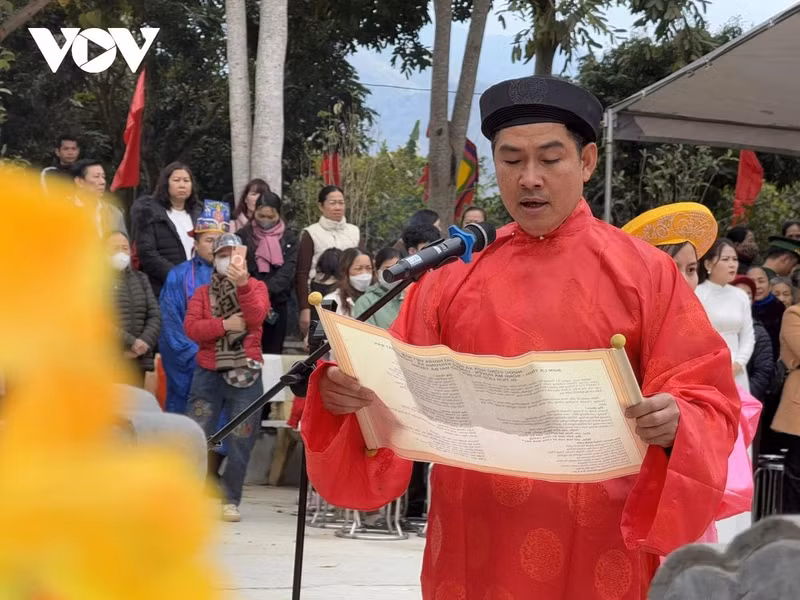 « Notre ambition est de transformer cette cérémonie en un moteur culturel et touristique. Nous prévoyons d’importants investissements dans les infrastructures et la modernisation du site, tout en préservant son authenticité culturelle », a souligné Nguyên Duc Thiên, vice-président du Comité populaire du district de Song Ma. Photo : VOV « Notre ambition est de transformer cette cérémonie en un moteur culturel et touristique. Nous prévoyons d’importants investissements dans les infrastructures et la modernisation du site, tout en préservant son authenticité culturelle », a souligné Nguyên Duc Thiên, vice-président du Comité populaire du district de Song Ma. Photo : VOV