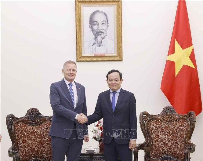 Le vice-Premier ministre Tran Luu Quang (droite) et le directeur des opérations du groupe LEGO, Carsten Rasmussen. Photo : VNA.