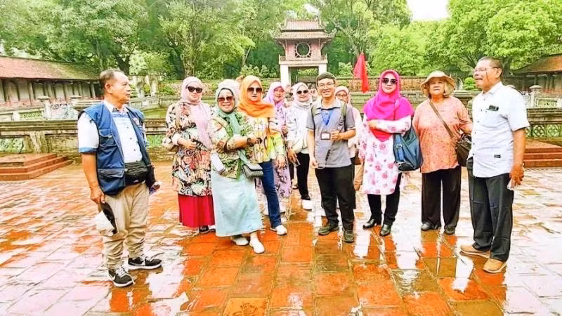 Touristes halal visitant le Temple de la Littérature, à Hanoi 