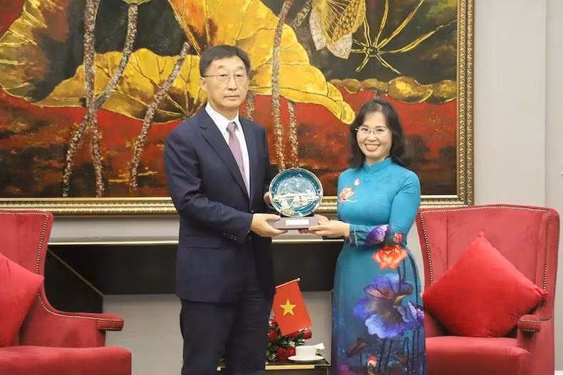 La secrétaire adjointe permanente du Comité du Parti communiste de la province de Quang Ninh, Trinh Thi Minh Thanh (à droite), et Liu Ning, membre du Comité central du Parti communiste chinois (PCC), secrétaire du Comité du PCC et également président du Comité permanent de l’Assemblée populaire régionale de la région autonome Zhuang du Guangxi. Photo: NDEL.