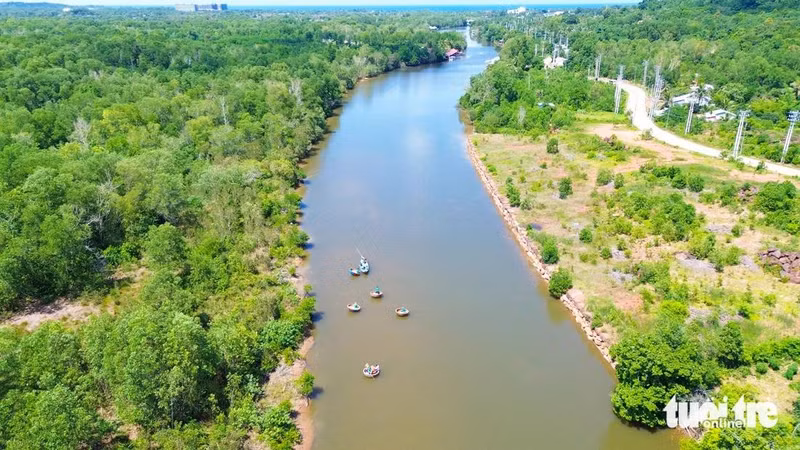 La rivière Cua Cạn (commune de Cua Cạn), entourée d’une végétation luxuriante, accueille des activités de tourisme fluvial telles que la balade en barque, tout en mettant en valeur les traditions locales. (Photo: Chi Công)