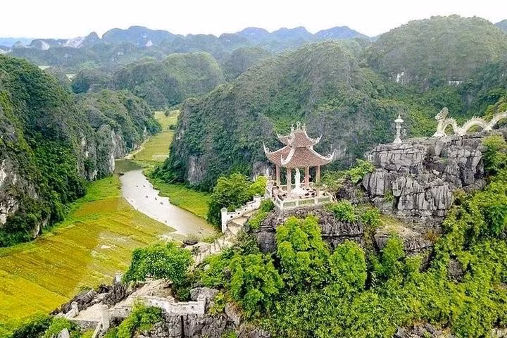 Ces dernières années, Ninh Binh a continuellement été classée en bonne place par les organisations nationales et mondiales. Photo : TripAdvisor.