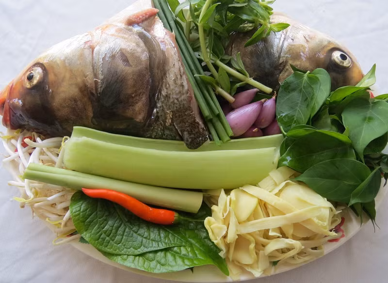 La soupe aigre-douce de poisson comprend généralement un bouillon à base de tamarin, d’ananas, de tomates, de gombo, de germes de soja et d’autres légumes. Le poisson préparé est principalement le poisson-chat, mais peut parfois être de la carpe, du poisson-serpent ou du saumon.