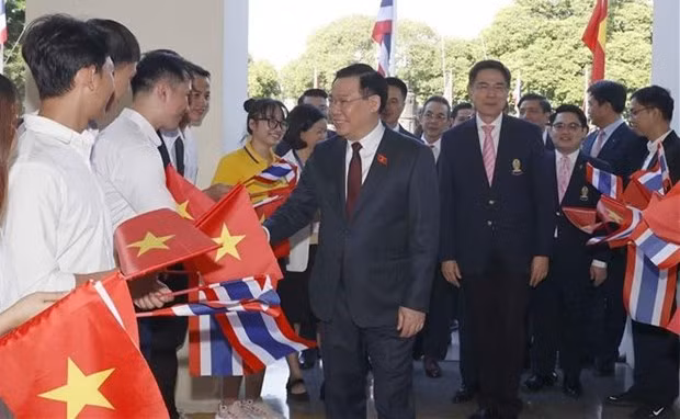 Le Président de l’AN vietnamienne, Vuong Dinh Huê, visite l’Université Chulalongkorn en Thaïlande. Photo : VNA.