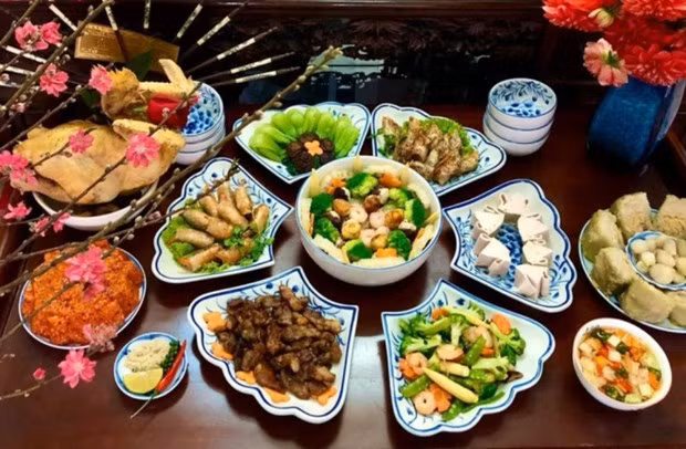 Le repas du réveillon est très recherché et traduit toute la subtilité de la gastronomie traditionnelle. Photo : afamly.vn Le repas du réveillon est très recherché et traduit toute la subtilité de la gastronomie traditionnelle. Photo : afamly.vn