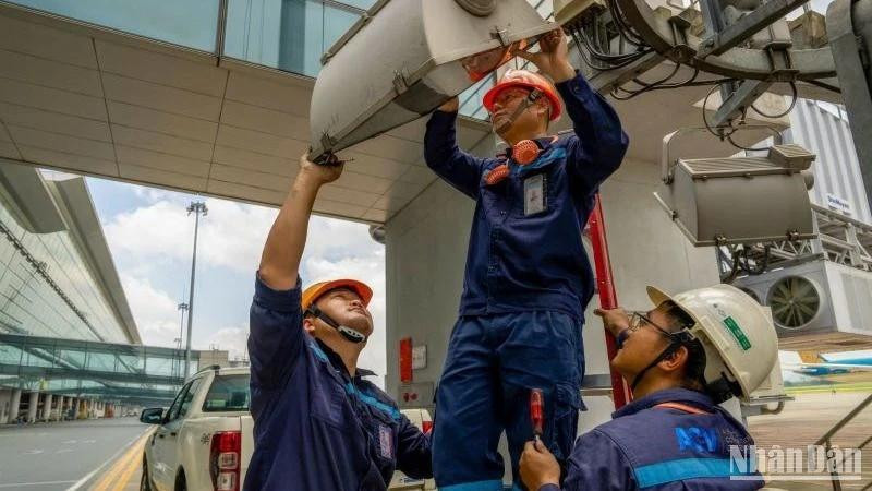 En 2024, l'aéroport international de Noi Bai a réussi à économiser près de 614 500 kWh d'électricité, soit environ 1,8 milliard de dôngs. Photo: NDEL