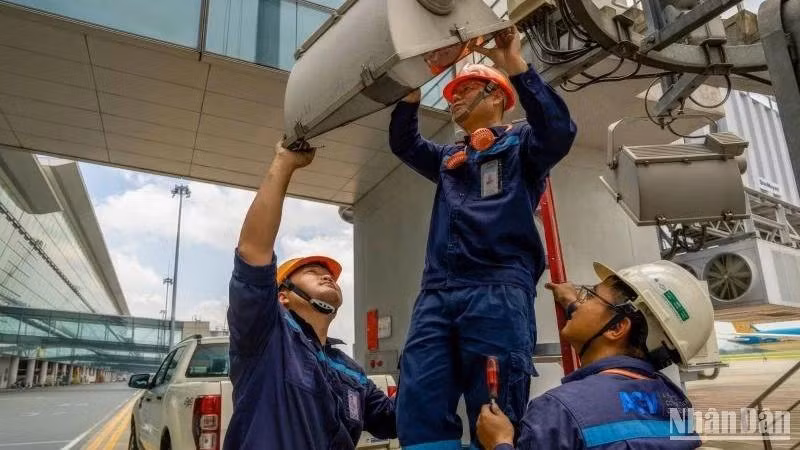 En 2024, l'aéroport international de Noi Bai a réussi à économiser près de 614 500 kWh d'électricité, soit environ 1,8 milliard de dôngs. Photo: NDEL