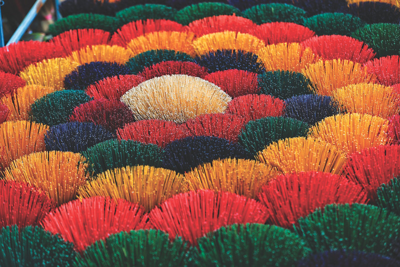 Grappes d’encens aux couleurs vives.