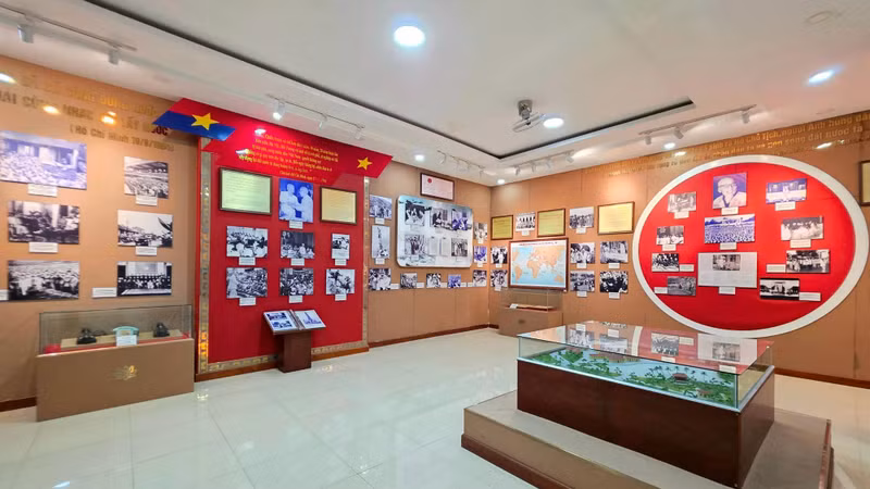 Les visiteurs peuvent mieux comprendre la vie et la carrière révolutionnaire du Président Hô Chi Minh à travers de nombreux photos, documentaires et objets d’une valeur historique inestimable. Photo : My Hanh/NDEL.