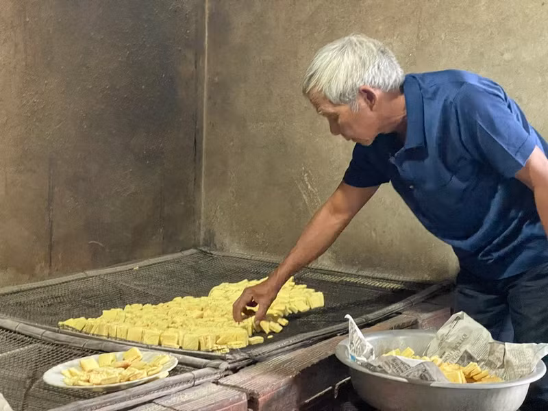 L’étape suivante consiste à étaler les biscuits cuits à la vapeur sur une grande grille, avec des braises en dessous pour les faire sécher.