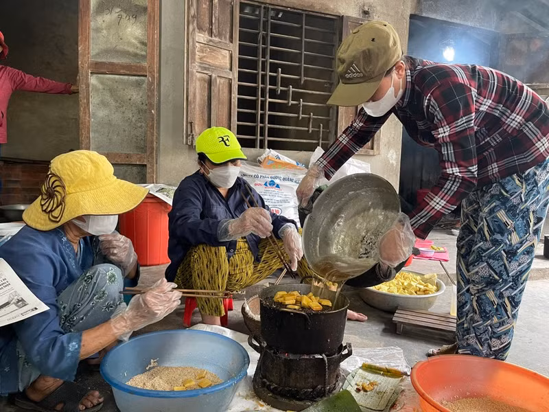 Les biscuits au sésame sont une délicieuse spécialité de confiserie de Quang Ngai, très appréciés des touristes nationaux et étrangers. C’est également l’un des cadeaux préférés pour leurs proches et leur famille après leur voyage dans cette province.