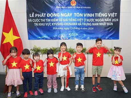 Les enfants enthousiasmés par le concours de recherche d'ambassadeurs vietnamiens à l'étranger 2024. Photo : VNA.