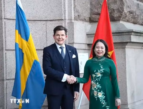 La vice-présidente Vo Thi Anh Xuan et le président du Riksdag, Andreas Norlen. Photo: VNA