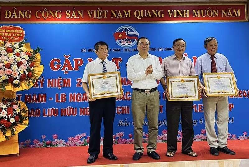 Les membres de l’Association d’amitié Vietnam — Russie de la province de Bac Giang ont toujours fait preuve de solidarité et ont participé pleinement aux mouvements d’émulation patriotique et aux activités de diplomatie populaire organisés par l’Union des organisations d’amitié du Vietnam et le Comité central de l’Association d’amitié Vietnam — Russie. Photo: thoidai.