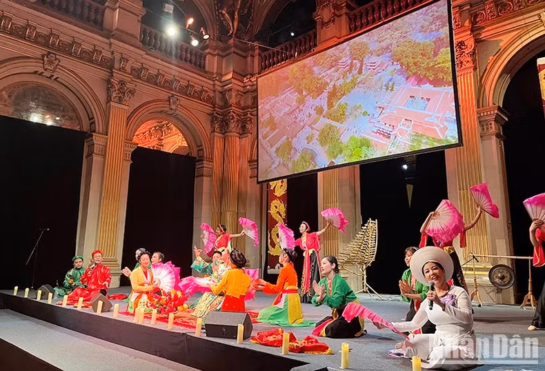 Un numéro artistique présenté lors de la célébration du Têt à Paris. Photo: NDEL.