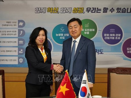La vice-ministre vietnamienne des Affaires étrangères, Lê Thi Thu Hang (à gauche), et le gouverneur de la province de Jeonbuk, Kim Kwan Yyeong. Photo : VNA.