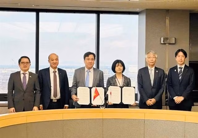Des responsables des villes de Da Nang et de Sakai, au Japon, participent à une cérémonie de signature d'un protocole d'accord sur le projet de ville neutre à Da Nang. Photo : VNA.