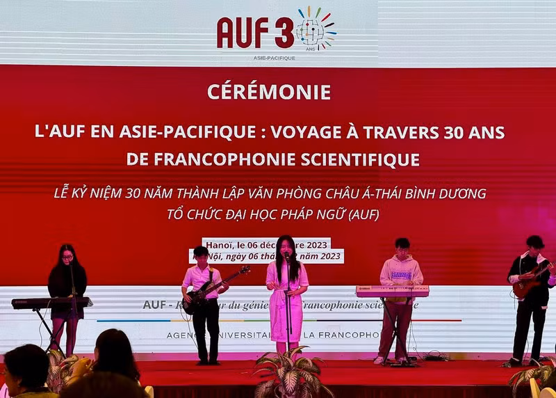 Une performance artistique interprétée par des étudiants francophones lors de la cérémonie des 30 ans de présence de l'AUF en Asie-Pacifique, tenue le 6 décembre à Hanoï. Photo: CVN.