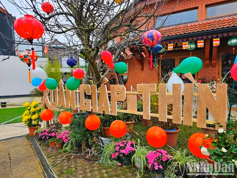 Décoration à l'extérieur de la pagode Khuông Viêt, dans la ville d’Orsay, en banlieue de Paris, à l'occasion du Têt 2024. Photo : NDEL.