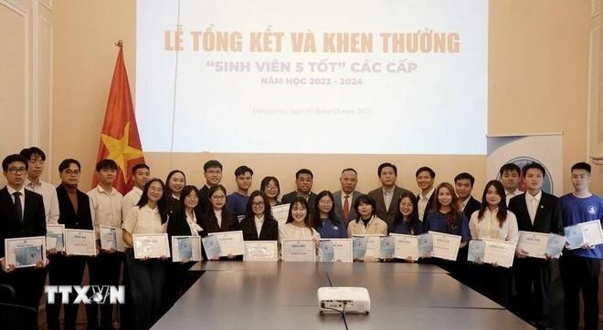 Pour la première fois, 36 étudiants remarquables ont été honorés et récompensés du titre prestigieux d'Étudiants aux cinq qualités pour l'année scolaire 2023-2024. Photo : VNA.