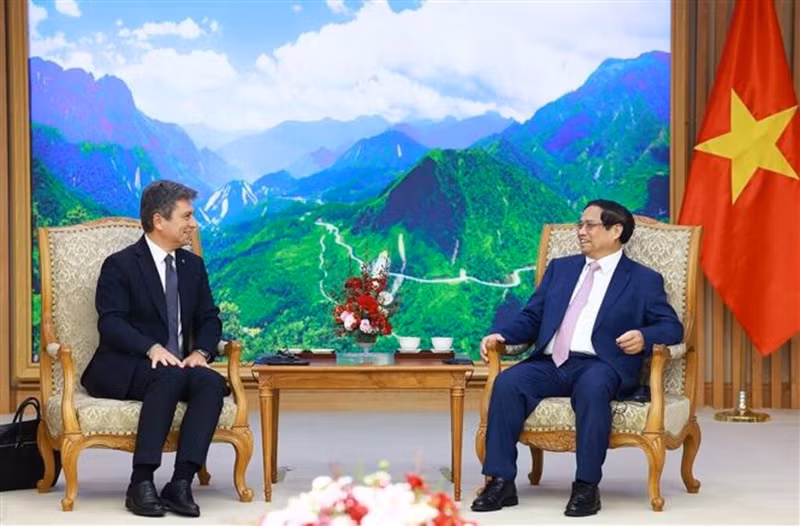 Le Premier ministre vietnamien Pham Minh Chinh (à droite) reçoit le président de la Fédération internationale des associations de transitaires et assimilés (FIATA), Turgut Erkeskin, le 9 juillet à Hanoï. Photo : VNA.