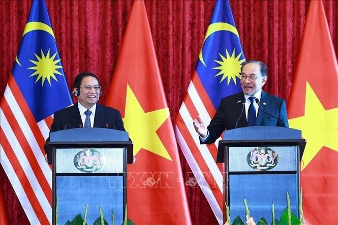 Le Premier ministre Pham Minh Chinh et le Premier ministre malaisien Anwar Ibrahim rencontrent la presse après leur entretien à Kuala Lumpur. Photo : VNA. 